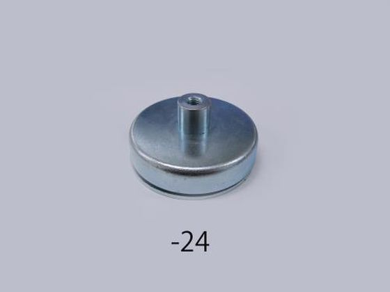 ●材質：フェライト磁石、スチール（亜鉛メッキ加工）●吸着力：７００Ｎ（７０ｋｇｆ）●サイズ：φ９０×２０（ネジ穴込：４０）ｍｍ●ネジサイズ：Ｍ１０●使用温度：１２０℃以下●重量：８２０ｇ●入数：１個／