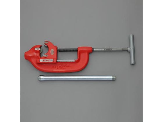 ●能力（パイプ外径）：φ６０〜１１４ｍｍ●重量（ｋｇ）：８．２●２つの補助ローラーはカッターに交換可能●３枚刃にすることで３６０°回転ができない場所にも対応できます。●補助ハンドル付きで、大口径パイプ